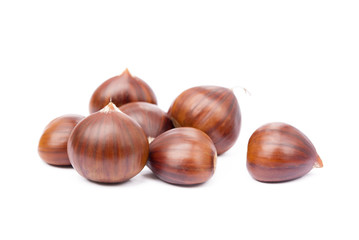 Obraz premium Chestnuts isolated on white background