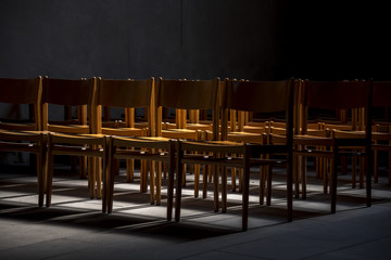 Leere Stühle und Schatten