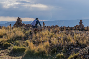 Touriste en randonnée au lac Titicaca, Pérou