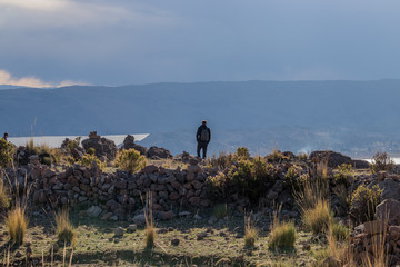 Touriste en randonnée au lac Titicaca, Pérou