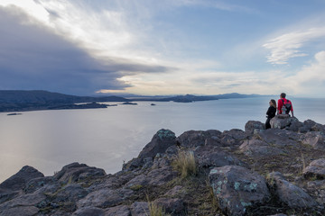 Touristes observant le coucher de soleil au lac Titicaca, Pérou