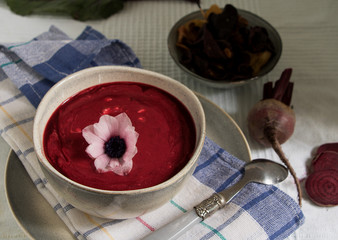 Rote Bete Suppe mit Chips und Blume