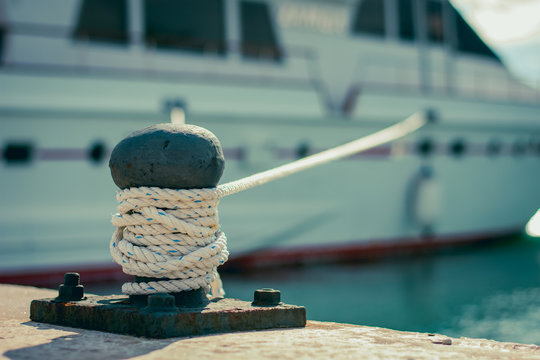 barco amarrado en bolardo en puerto