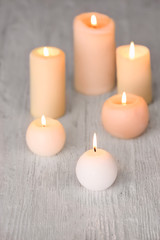 Obraz na płótnie Canvas Burning candles on wooden table