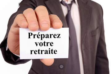 Homme tenant une carte avec pr&eacute;parer votre retraite &eacute;crit dessus 