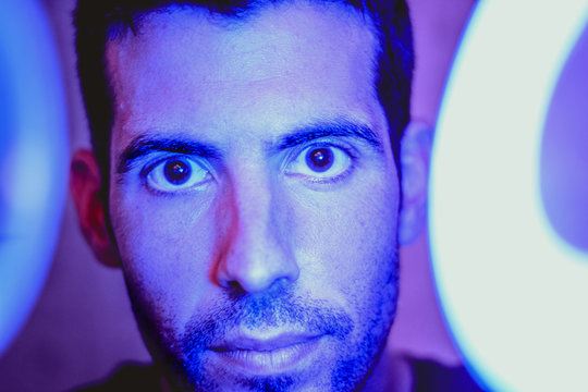 cara con luz azul