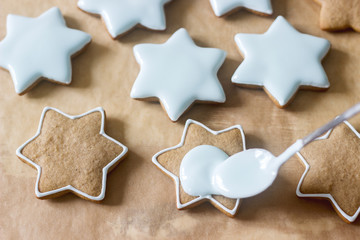 Obraz premium Preparation of gingerbread, painting gingerbread cookies.