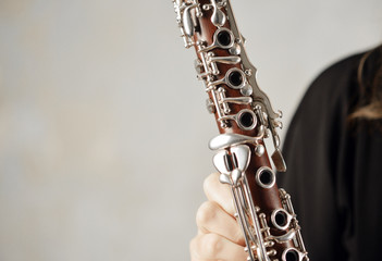 Musikerin hält eine Klarinette in der Hand