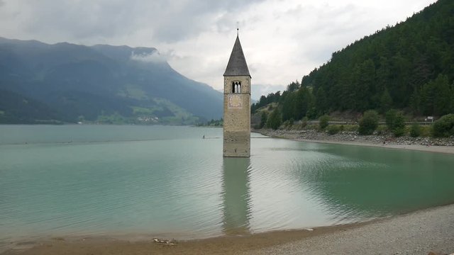 Campanile che emerge dal lago di Resia a Curon Venosta