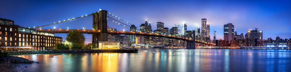 Panorama du pont de Brooklyn avec les toits de Manhattan en hiver