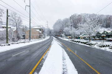 Fototapeta na wymiar snow on roswell road, atlanta, georgia