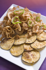 Calamares de  con berenjenas fritas 