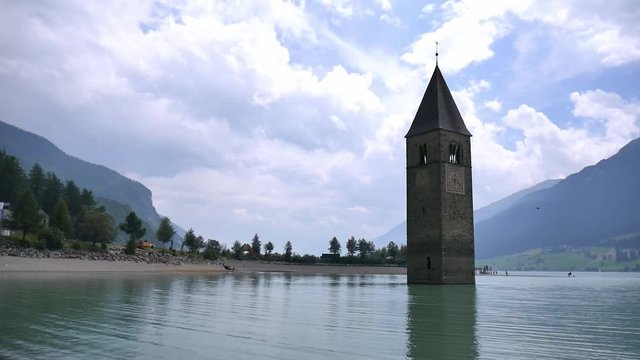 Campanile che emerge dal lago di Resia a Curon Venosta