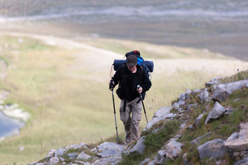 Un homme marche sur un sentier