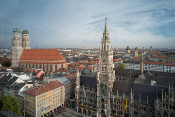 Fototapeta premium Blick auf die Frauenkirche und die Stadt München 