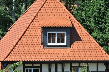 Renovierte Dachgaube mit Naturschiefer-Verkleidung als Wetterschutz