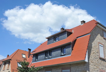 Renovierte Dachgaube mit Naturschiefer-Verkleidung als Wetterschutz