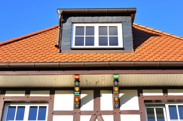 Renovierte Dachgaube mit Naturschiefer-Verkleidung als Wetterschutz