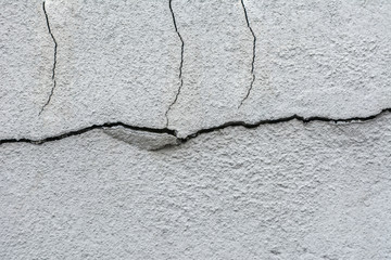 Risse im Stein - Hausfassade gerissen