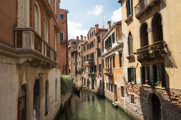 Fototapeta na wymiar Venice / small canal and historial architecture