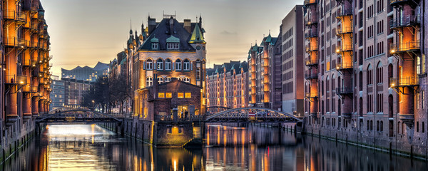 Romantisches UNESCO Speicherstadt Panorama Hamburg am Abend bei Hochwasser