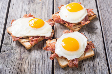 toast with bacon and fried eggs
