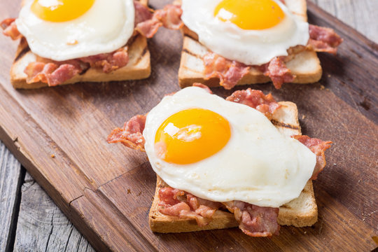 toast with bacon and fried eggs