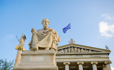 Obraz premium Statue of the great Greek philosopher Plato on background classical columns and the Greek flag. 