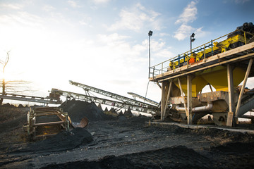 Naklejka premium Sand mining with sand replenishment system, sorting sand