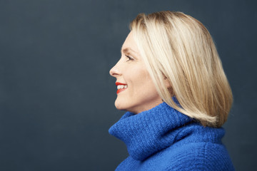 Obraz premium Radiant aging. Face profil studio shot a beautiful elderly woman standing at dark background and smiling