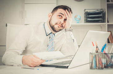 Obraz premium Man having problem in office