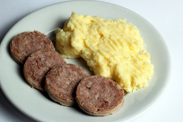 Salame da pentola con purè di patate.