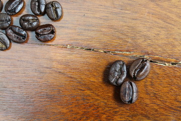 Chicchi di caffè su tavolo di legno rustico