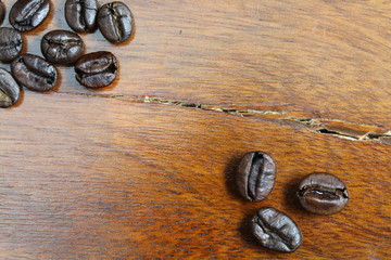 Chicchi di caffè su tavolo di legno rustico