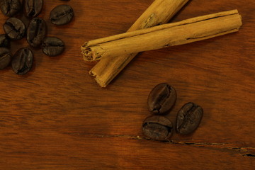 Chicchi di caffè e cannella su tavolo di legno rustico