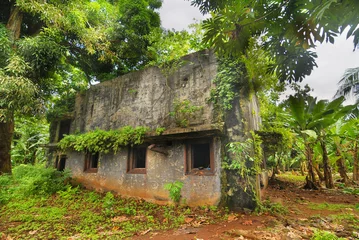 Rollo Überreste japanischer Militärgebäude auf der Insel Eten in der Truk-Lagune © robnaw