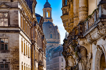 Frauenkirche und Wandskulptur vom Georgentor in Dresden,Sachsen, Deutschland - obrazy, fototapety, plakaty
