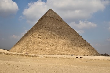 Fototapeta na wymiar Piramide