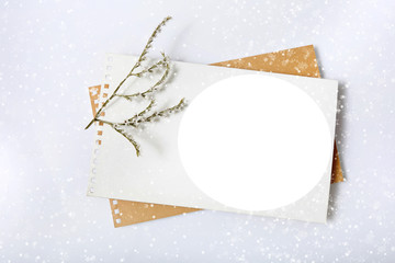 Gałązka na białej i szarej kartce ze śniegiem. - obrazy, fototapety, plakaty