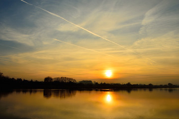 Zachód słońca nad polskim jeziorem.