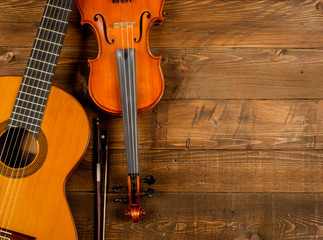 guitar and violin in wood background - obrazy, fototapety, plakaty
