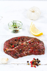 Fleisch Steak roh Rindfleisch Hochformat Holzbrett