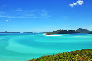 Fototapeta na wymiar The stunning clear and turquoise water of The Whitsundays.........