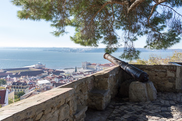 Fototapeta na wymiar Interior do Castelo de São Jorge, na cidade de Lisboa, Portugal, durante o mes de dezembro de 2017, com uma bela vista da cidade baixa e do rio Tejo.