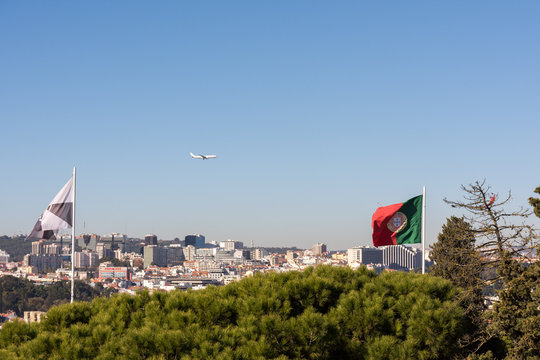 Bandeira de Portugal hasteada no Castelo de São Jorge, na cidade de Lisboa, Portugal, durante o mes de dezembro de 2017.