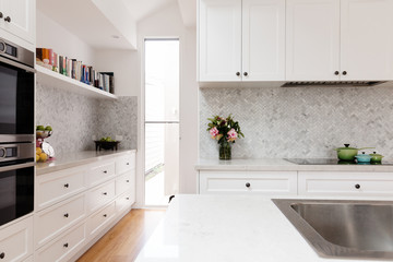 Fototapeta na wymiar Beautiful new kitchen in a classic country style