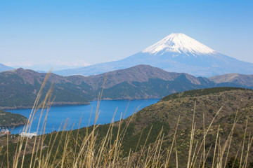 Fototapeta premium Beautiful Lake ashi and mt. Fuji in autumn season