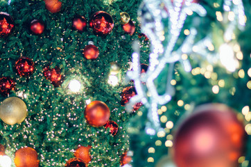 Obraz na płótnie Canvas christmas tree lighting and bokeh