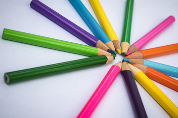 Naklejka premium Color pens in a circular arrangement over a white background