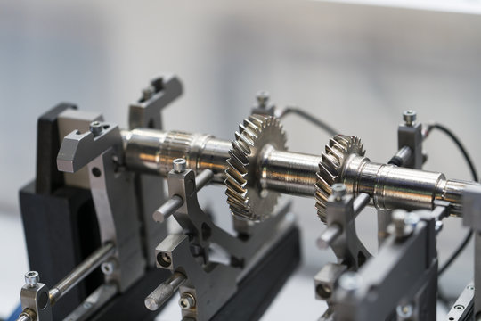 Inspection cam shaft runout by centering and dial dial gauge